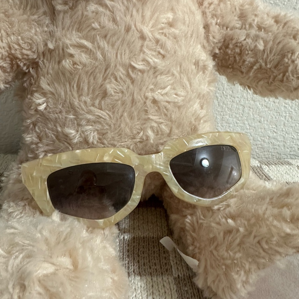 DEZI ON READ Sunglasses